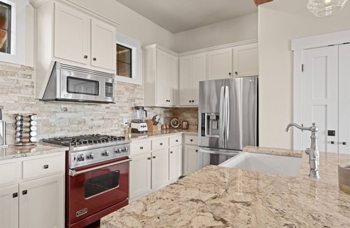 Leander Cabin | Lake Travis Luxury 5bd/3bath Cabin Hollows Resort