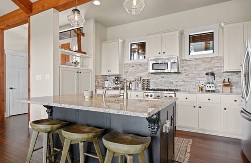 Leander Cabin | Lake Travis Luxury 5bd/3bath Cabin Hollows Resort