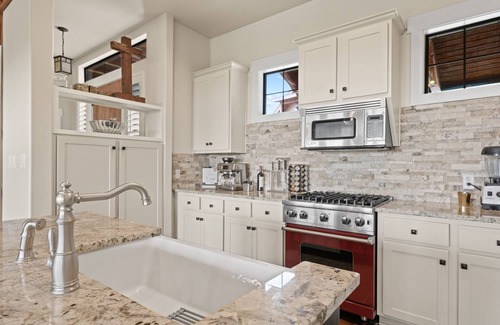 Leander Cabin | Lake Travis Luxury 5bd/3bath Cabin Hollows Resort
