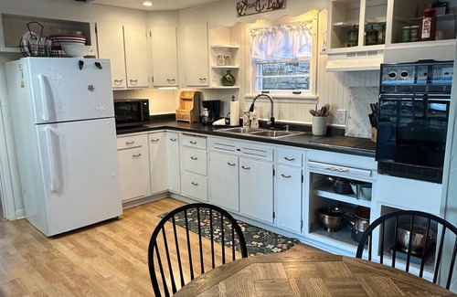 Oconomowoc Cottage | Lake Vacation/Hunters Lake in Dousman,WI, Milwaukee, Delafield, Oconomoc, Wales
