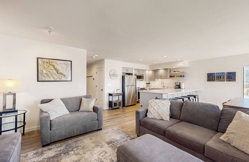 Chelan Condo | Lake-view condo with 6 pools, tennis, grill, hot tub, tennis, basketball, & gym