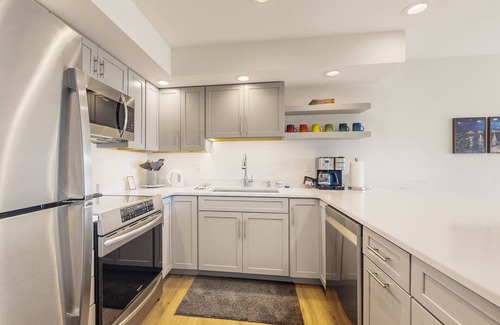 Chelan Condo | Lake-view condo with 6 pools, tennis, grill, hot tub, tennis, basketball, & gym