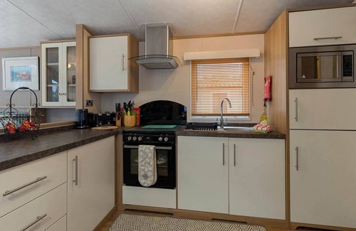 Cheriton Bishop Ski Chalet | Lake View-Fishing+Heated Pool 500yrds away