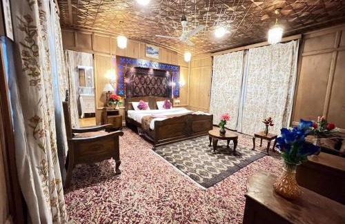 Dal Lake Hotel | Lake view group of houseboats