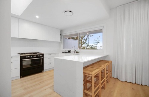 Berkeley Vale House | Lake View Luxury in the Vale