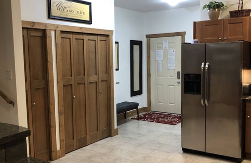 Okanagan-Similkameen House | Lake View, Pet Friendly Vacation Townhouse with Updated Appliances & 2 King Beds