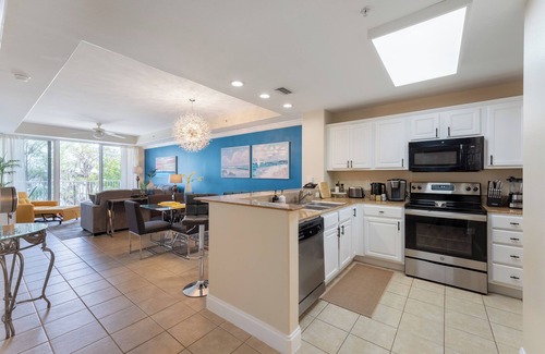 Florida Central Atlantic Coast Resort | Lake View Resort, 2 BR, 2 bath, sleeps 8, 2 MI to Disney with pool, balcony, gym