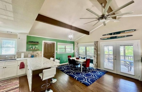 Granbury Cabin | Lake view & tree house vibes with 2 outdoor decks!