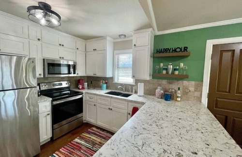 Granbury Cabin | Lake view & tree house vibes with 2 outdoor decks!