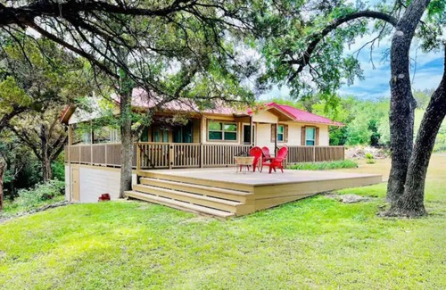 Granbury Cabin | Lake view & tree house vibes with 2 outdoor decks!