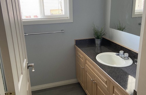 Okanagan-Similkameen Bed & Breakfast | Lake view with pool