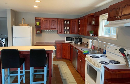 Okanagan-Similkameen Bed & Breakfast | Lake view with pool