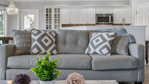 West Kelowna Estates House | Lake Views Beach Home 6 mins to downtown BL# 10232