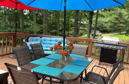 Wallenpaupauk Lake Estates House | Lake Wallenpaupack water front, hot tub, boat dock, kayaks, pontoon boat, swings