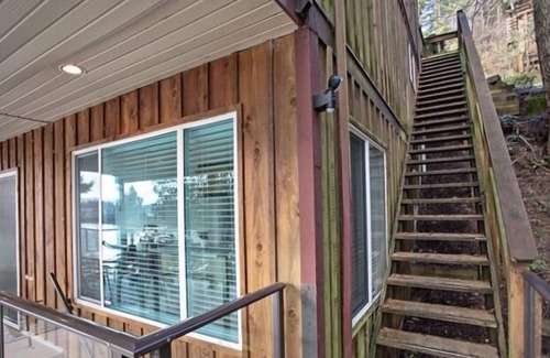 Regional District of Nanaimo Cabin | Lakefront 2 bedroom 1 bath lower level suite