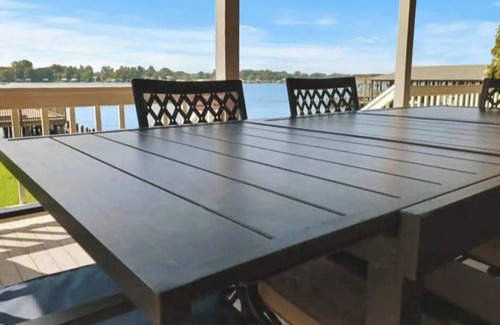 New Roads House | Lakefront| 2 LRs & porches| Pier| King-Qn-2 twins