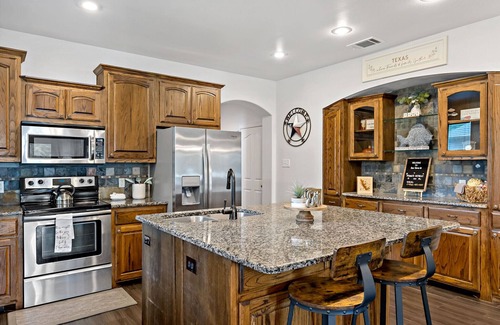 Cedar Creek Reservoir House | Lakefront/2 Story Dock/Kayaks/Porch Fireplace & TV/Luxurious & Rare/PET FRIENDLY