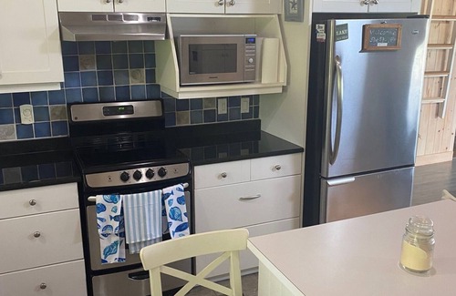 Dunnville Cottage | Lakefront 2bedroom cottage with loft! Right on Lake Erie! Private beach!