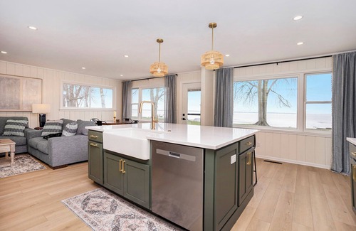 Saginaw Bay Cottage | Lakefront 3-bedroom cottage on Sand Point with AC, WiFi, King bed, Firepit