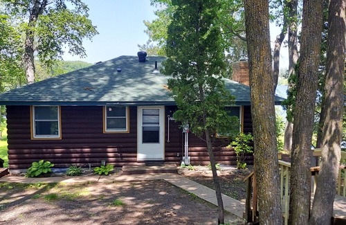 Finlayson Cabin | Lakefront! 3BR, 2.5 Bath, decks, dock, grill, fire pit, boats, dog friendly nnn