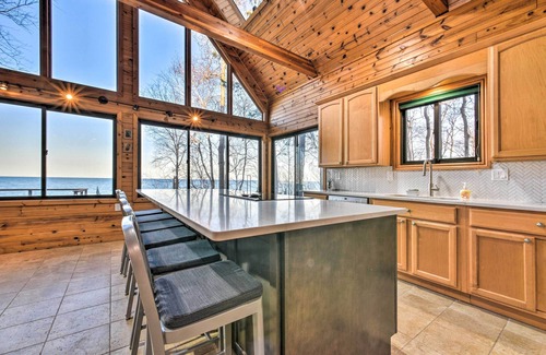 Applegate House | Lakefront Applegate Retreat w/Private Beach!