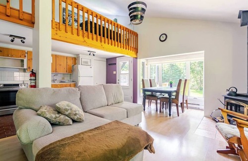 Chute-Saint-Philippe Ski Chalet | LAKEFRONT COTTAGE/VTT & SKIDOO/ski de fond, raquette , randonnée