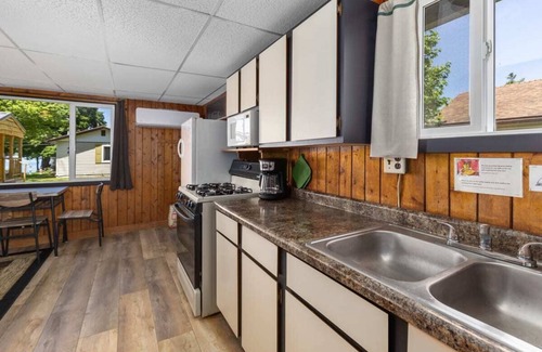 Chippewa Lake Cabin | Lakefront Cabin for Two w/Pickleball