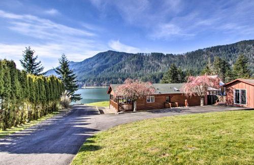 Eatonville House | Lakefront Cabin with Stunning Mountain Views and Dock!