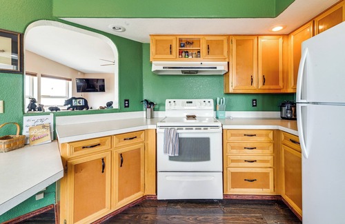 Chiloquin House | Lakefront Chiloquin Home w/Scenic Deck!