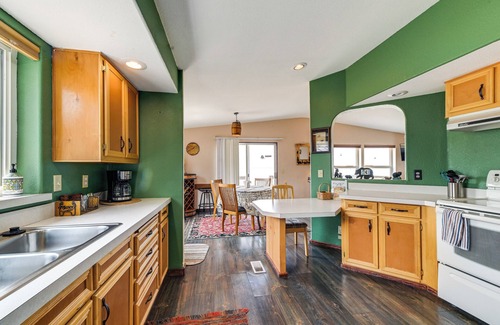 Chiloquin House | Lakefront Chiloquin Home w/Scenic Deck!
