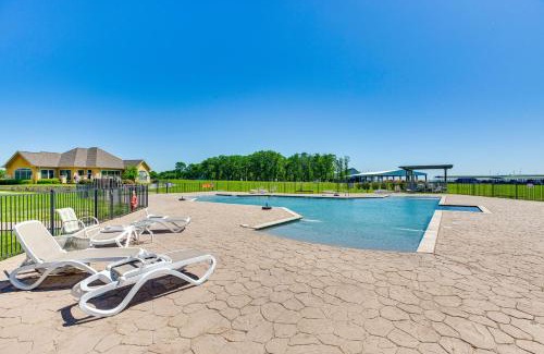 Eureka Apartment | Lakefront Corsicana Condo with Pool Access!