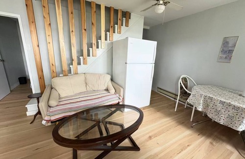 Wellington Cottage | LAKEFRONT COTTAGE #3- Less than 30 minutes to Sandbanks! Fishing and boating