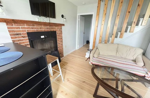 Wellington Cottage | LAKEFRONT COTTAGE #3- Less than 30 minutes to Sandbanks! Fishing and boating