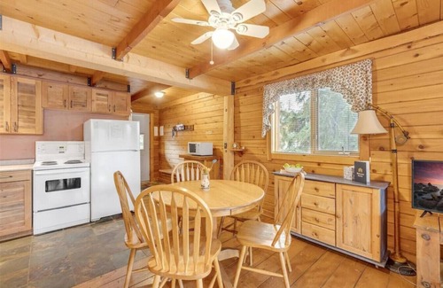 Idabel Lake Cottage | Lakefront Cottage near Big White and Kelowna
