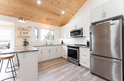 Manitoba Cottage | LAKEFRONT COTTAGE WITH GREAT VIEWS, FULL KITCHEN, & STARLINK Wi-Fi