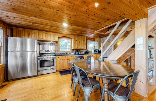 Pine River Pond House | Lakefront cottage with deck, patio, firepit, AC & W/D - secluded location