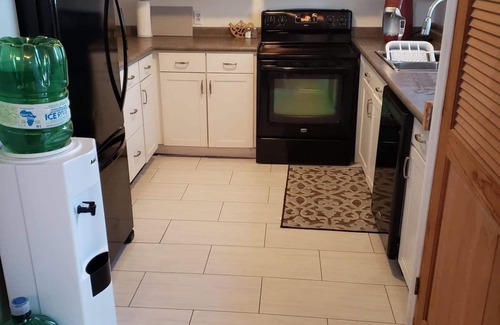 Selkirk House | Lakefront Cottage with Great Views- Dog Friendly ♡