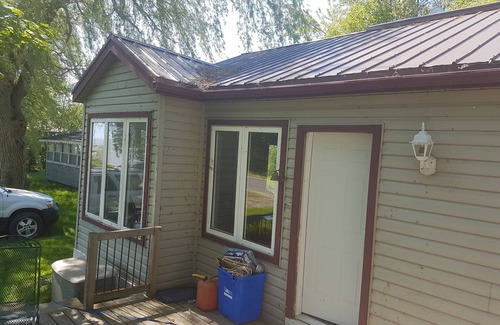 Selkirk House | Lakefront Cottage with Great Views- Dog Friendly ♡