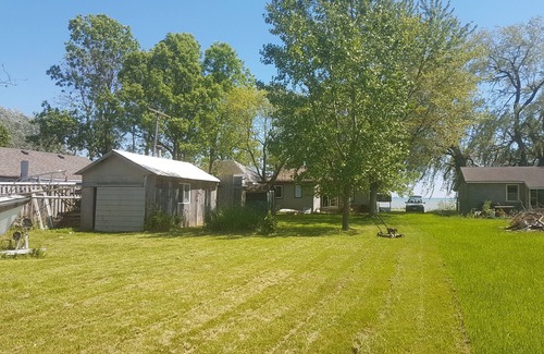 Selkirk House | Lakefront Cottage with Great Views- Dog Friendly ♡