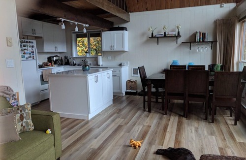 Maple Heights-Lake Desire Cottage | Lakefront Cottage with Mountain view
