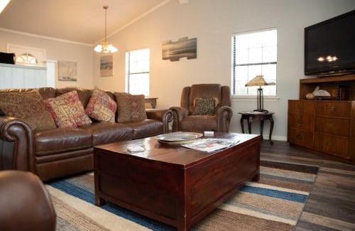 Buckhead House | Lakefront Cottage with Private Hot Tub!