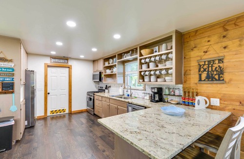Lone Star Cottage | Lakefront Daingerfield Retreat w/Shared Dock!