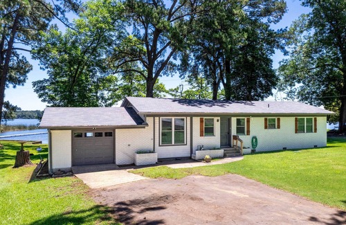 Lone Star Cottage | Lakefront Daingerfield Retreat w/Shared Dock!