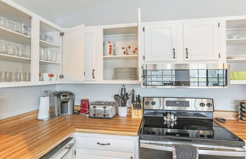 Wise House | Lakefront; Deep water; Large Porch; 4 day min; 4bd-2ba; Sleeps 14; Pet friendly