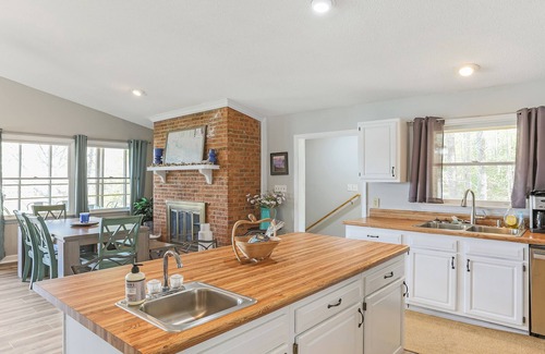 Wise House | Lakefront; Deep water; Large Porch; 4 day min; 4bd-2ba; Sleeps 14; Pet friendly