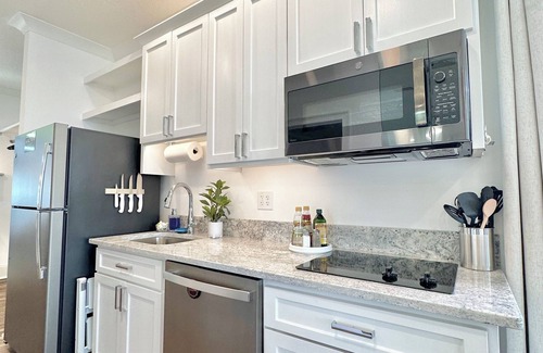Cedar Bluff House | Lakefront Double Studio-Lake, Pool, Splash Pad, hot tub, fire pit, kayaks, etc!