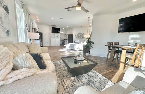 Cedar Bluff House | Lakefront Double Studio-Lake, Pool, Splash Pad, hot tub, fire pit, kayaks, etc!