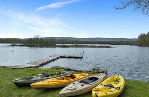 Lake Ariel Villa | Lakefront Family Home, Kayaks, Hot Tub, Fireplace