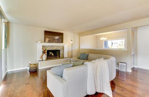 Silver Lake House | Lakefront Gem Balcony, Fire Pit and Yard in Everett