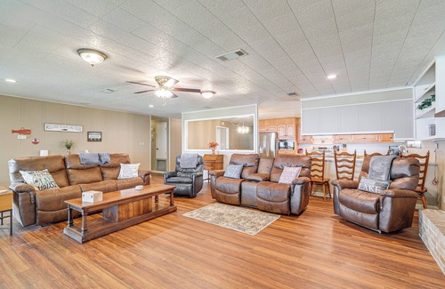 Negreet House | Lakefront Gem w/Boat Dock & Fishing Pier in Many